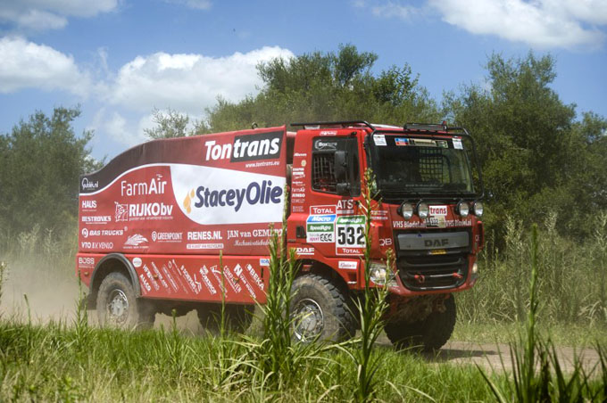 Dakar 2015: Televisiehelikopter hangt boven truck: natte ogen emotionele Van Genugten